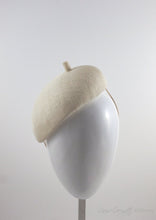 Ivory straw beret hat with. Suitable for bridal wear or royal ascot.